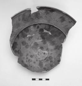 Obr. 11 Keramický tanier zo zánikového zásypu (vrstva 140) stredovekej fortifikačnej