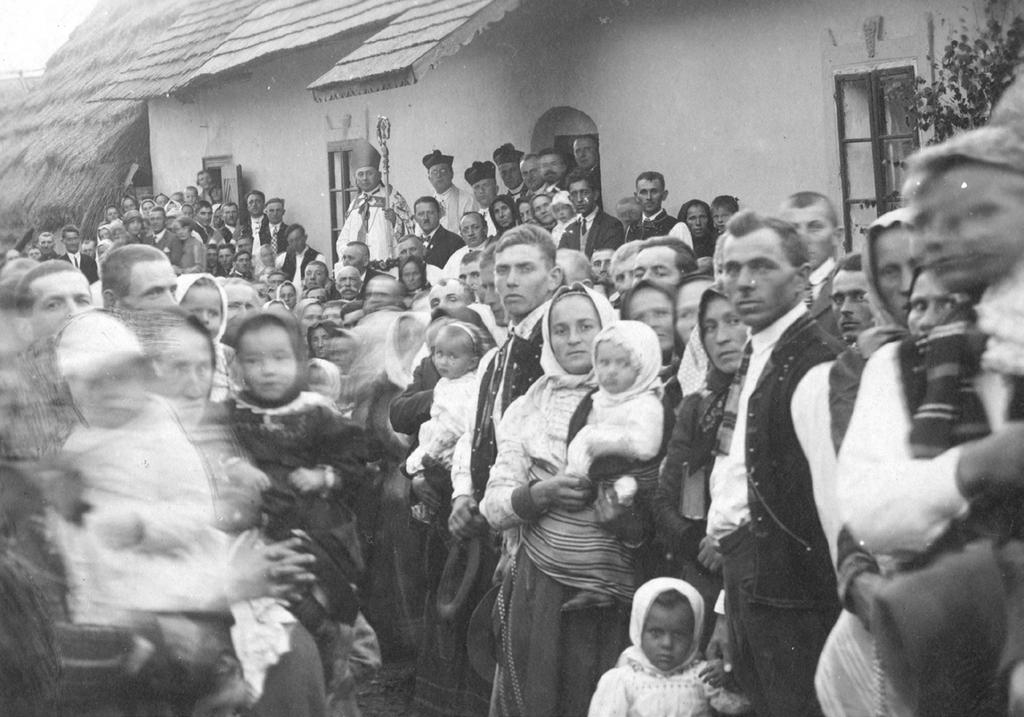 Spektrum 8/2015 Na fotografii z roku 1948 je vdp. Jozef Čársky už ako otec biskupskej diecézy. Táto fotografia je podľa historika našej bývalej farnosti Vila Širockého z primícií vdp.