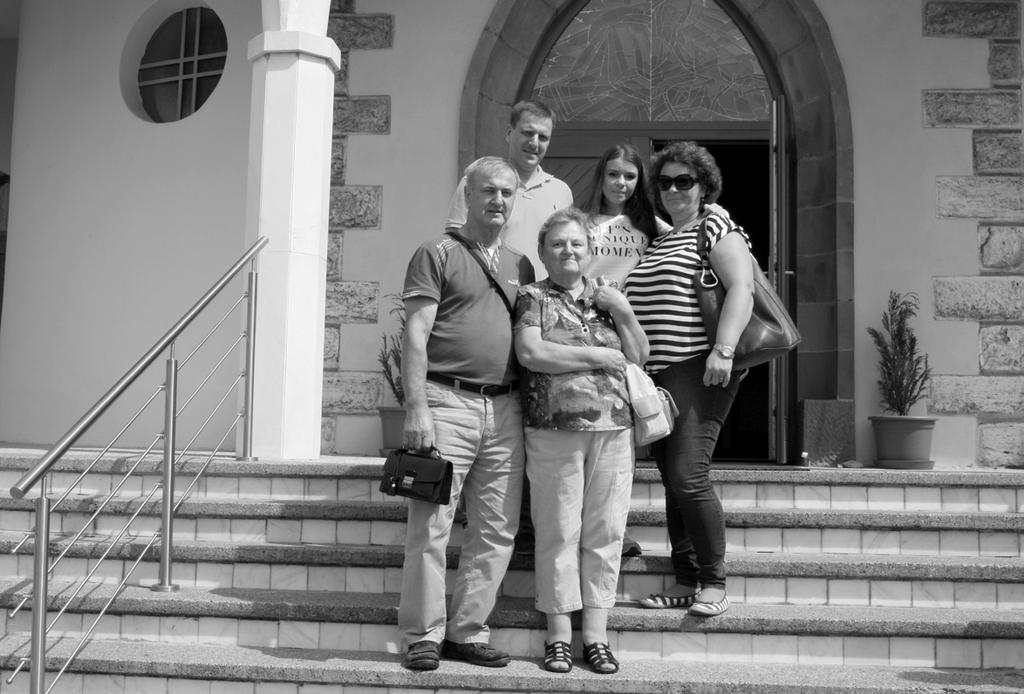 Spektrum 8/2015 Na snímke je Eduard Adamčák s rodinou, synovec vdp. Petra Adamčáka. snímka: Martin Magda ruženec, svet sa zmení.
