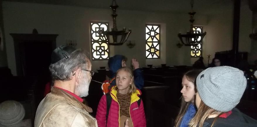 K synagóge sme dorazili podľa plánu, tu nás už čakal nás sprievodca.