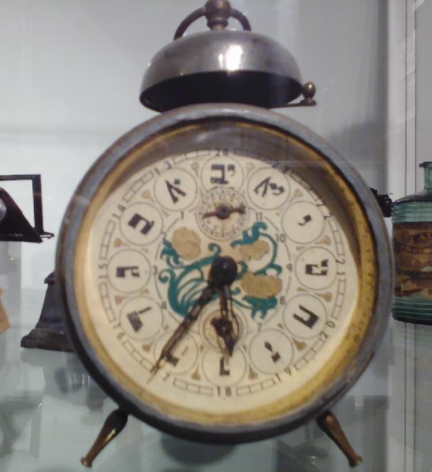 Na druhom obrázku sú aj ručičkové hodiny, ktoré nie sú úplne typické pre synagógu.