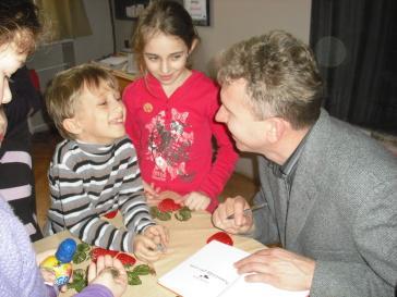 3/2010 DUCHOVNÉ OZVENY 4 Popoludnie so spisovateľom Deti zo základnej školy sa mali možnosť dňa 18. februára stretnúť a porozprávať so spisovateľom Valentínom Šefčíkom z Prešova.