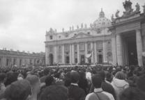 aqua, aqua!, ale všetci sme vedeli prečo sme vo Vatikáne na námestí Svätého Petra. Milovali sme Svätého Otca. Bol to zjednocujúci prvok všetkých navôkol.