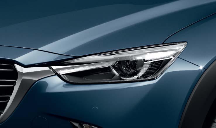automatickou clonou LED plnohodnotné svetlomety Tenké reflektory, pripomínajúce oči šelmy, plynulo prechádzajú do pochrómovaného trojrozmerného krídla znaku Mazda.
