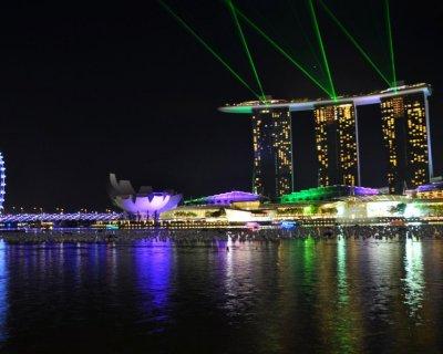 Najlepšie hotely sveta: Marina Bay Sands 1 noc Singapur Zlepšite si ubytovanie v Singapure a strávte 1 noci v ikone Singapuru, hoteli Marina Bay Sands. Deluxe izba s raňajkami a singapurský luxus.