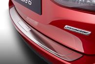 6 STREŠNÝ SPOJLER Dajte vášmu vozidlu Mazda6 nezameniteľný vzhľad a zvýraznite jeho športového ducha. Len pre Mazda6 Sport Combi.