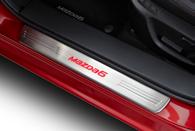 13 SADA KRYTIEK VENTILOV Sada pozostáva zo štyroch kusov. S laserovaným logom Mazda.