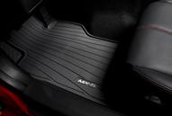Vďaka patentovanému upínaciemu systému Mazda sa koberec neposúva.