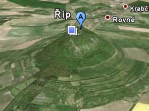 Perspektívny pohľad na horu Říp je zobrazením digitálneho modelu reliéfu (DMR) s naloženou ortofotosnímkou.