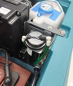 Nalejte do nádrže destilovanú vodu (obr. 28). PRE BEZPEČNOSŤ: Pri plnení nádrže na automatické zavodňovanie batérií používajte len destilovanú vodu. OBR.