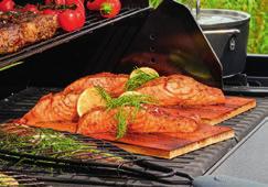 Vždy 8-10 kusov zviažeme s jedným plátkom slaniny - Krevety potrieme okoreneným olejom ; plátky