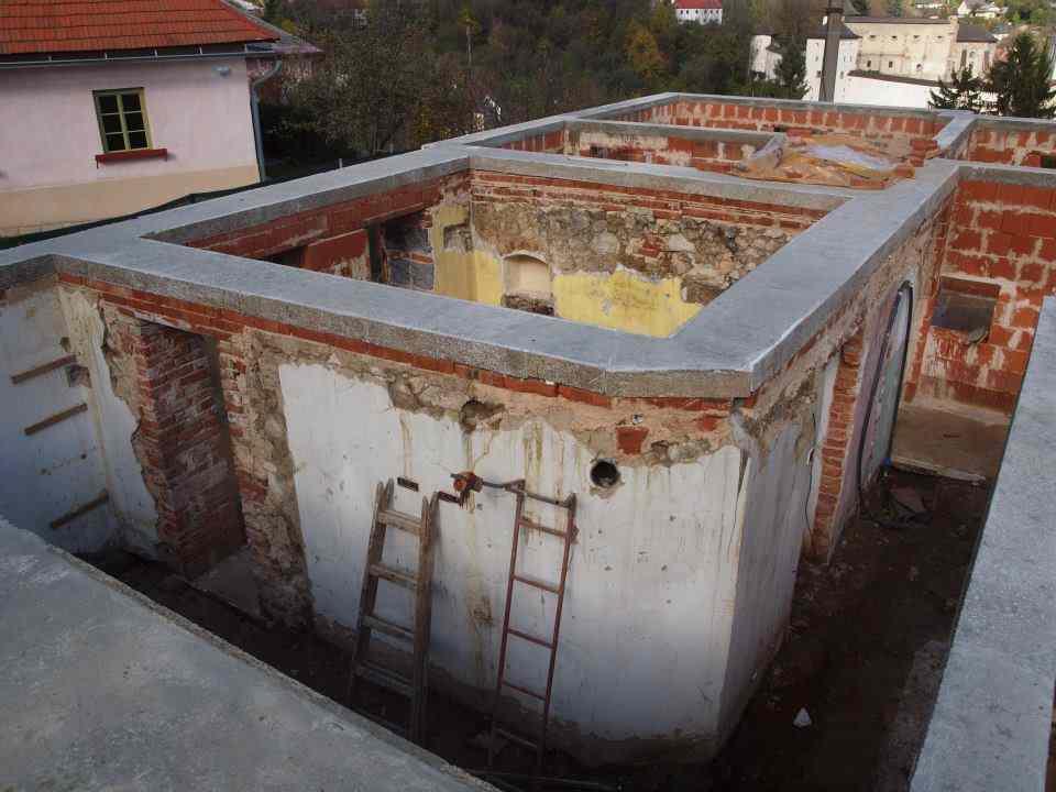 Výsledok po odstránení stropov. Murivá domu boli nadstavané o cca 40cm. Zmenili sa aj okná v ulici, zvýšili sa o 25 cm.