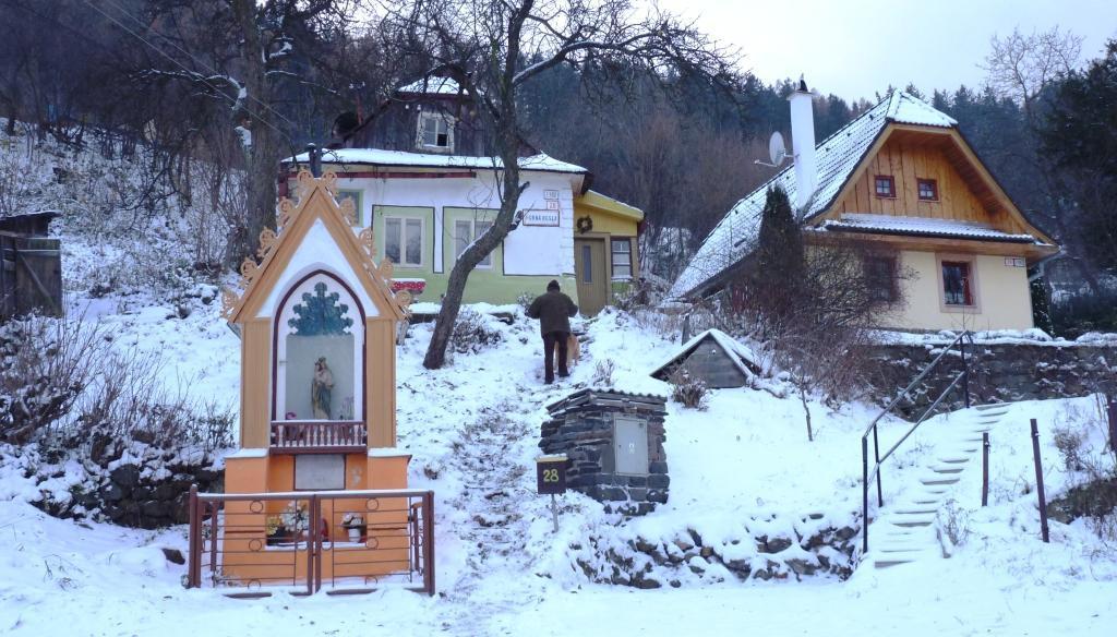 Tendencia ničenia autenticity pôvodných ľudových domov v Pamiatkovej rezervácii Banská Štiavnica je zrejmá, či sa už jedná o nezapísané objekty v Ústrednom zozname pamiatkového fondu alebo Národné