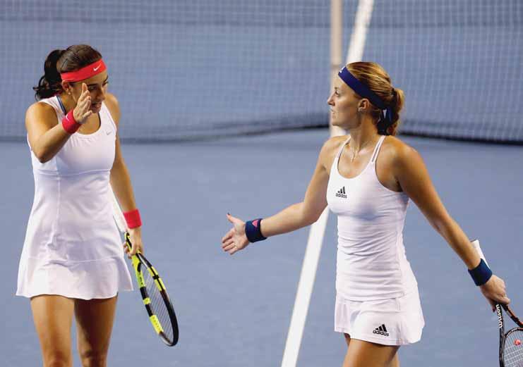 V zápase Francúzsko Rumunsko (3:2) sme videli pohnevané domáce tenistky Kristinu Mladenovicovú a Caroline Garciovú, ako prekonali vzájomnú nevraživosť.