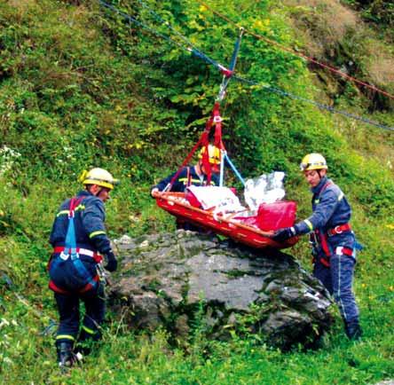 OZNAMY A INFORMÁCIE Výcvik lezeckej skupiny Z ásahová činnosť Hasičského a záchranného zboru (HaZZ) predstavuje v súčasnosti široké spektrum odborných činností.