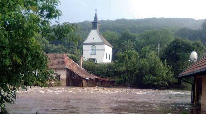 OZNAMY A INFORMÁCIE Záplavy na západnom Slovensku Z ačiatkom júna t. r. zasiahla povodňová vlna niekoľko obcí pod Malými Karpatmi.