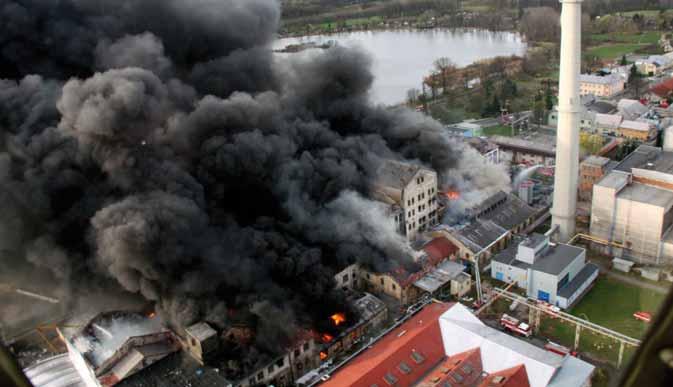 OZNAMY A INFORMÁCIE Českí hasiči bojovali s požiarom chemickej továrne v Chropyni V moravskej Chropyni, neďaleko hraníc so Slovenskom, došlo 8. apríla t. r.