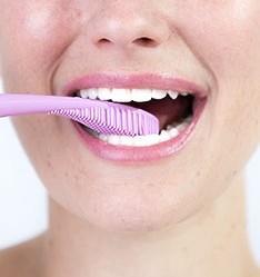 ODPORÚČANÝ SPÔSOB ČISTENIA ZUBOV Odporúčame používať nasledujúci spôsob čistenia zubov Hybrid po dobu dvoch minút, aby ste dosiahli čo najúčinnejšie vyčistenie: 1.