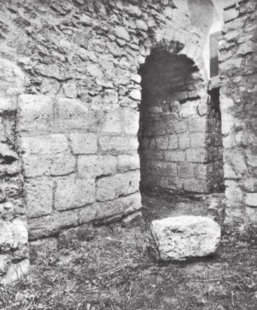 5). Druhou takouto stavbou bola kamenná murovaná brána, pravdepodobne v opevnení, ktoré sledovalo približne líniu neskoršieho západného opevnenia stredovekého mesta. Objekt odkryl r. 1967 A.