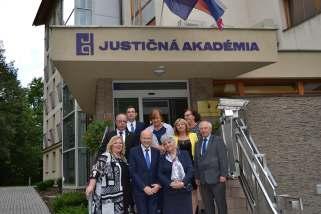 republiky a Európskou akadémiou práva, formou účasti slovenských sudcov a prokurátorov na seminároch organizovaných ERA za nančnej podpory Európskej komisie.