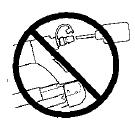 Nepoužívajte nástroj, ktorý sa spúšťa len svojou vlastnou váhou alebo nepracuje správne iným spôsobom. Odpojte prívod vzduchu od nástroja a zásobník úplne vyprázdnite.
