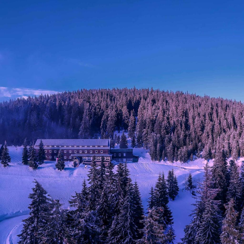 HOTEL GRANIT SMREKOVICA *** HORSKÝ REZORT Hotel sa nachádza v horskom prostredí, priamo na hrebeni Veľkej Fatry v nadmorskej výške 1428 m.