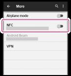 Pripojenie jedným dotykom (NFC) k smartfónu (Android 4.1 alebo novší) Priložením slúchadiel k smartfónu sa slúchadlá automaticky zapnú, spárujú sa a vytvorí sa pripojenie BLUETOOTH.
