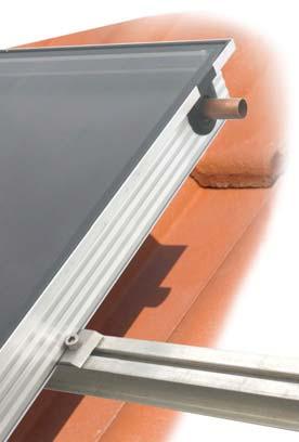 UCHYTENIE SLNEČNÝCH KOLEKTOROV Inštalácia na šikmú strechu Pre uchytenie slnečných kolektorov na šikmú strechu sa používajú strešné háky kotvené do nosnej časti krovu, prípadne do pridanej
