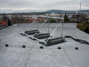 Jej stabilita je zaistená buď jej zaťažením, alebo kotvením do nosnej konštrukcie strechy (najčastejšie železobetónový strešný panel). Navrhnuté kotvenie či zaťaženie podlieha statickému posúdeniu.