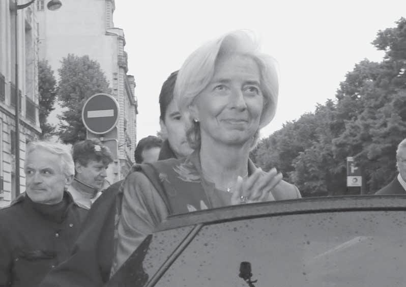 Lagardeovej (v popredí) v urovnaní sporu medzi štátom a podnikateľom Bernardom Tapiem, stúpencom bývalého francúzskeho prezidenta Nicolasa Sarkozyho, ktorého výsledkom bolo vyplatenie sumy 285 mil.
