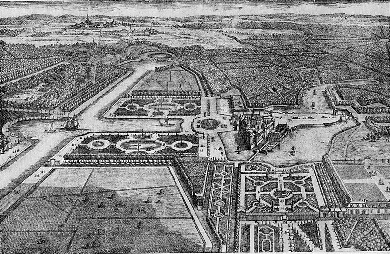 Le Notre taktiež vytvoril urbanistický plán mesta Versailles (dnes Paríža), ktorého súčasťou sú najväčšie ulice a bulvári aké môžme vidieť v Európe tzv. avenue de Paris.
