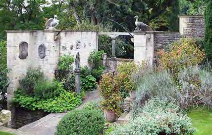 Harold Ainsworth Peto Fribo (1854-1933) Bol to britský architekt, záhradný architekt avšak prioritne sa zaoberal záhradnou architektúrou, ktorý pracoval vo Veľkej Británii a v Provence vo Francúzsku.