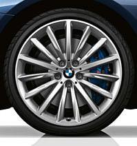 Model Luxury Line výbava exteriéru: BMW obličky s exkluzívne tvarovanými zvislými lištami a rámom vo vysokolesklom chrómovanom spracovaní Predný nárazník so špecifickými