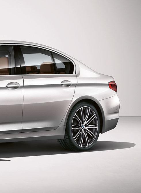 Doplnková BMW Individual metalíza Rhodonite Silver vytvára nevšedne atraktívne kontrasty svojou špeciálnou pigmentáciou.