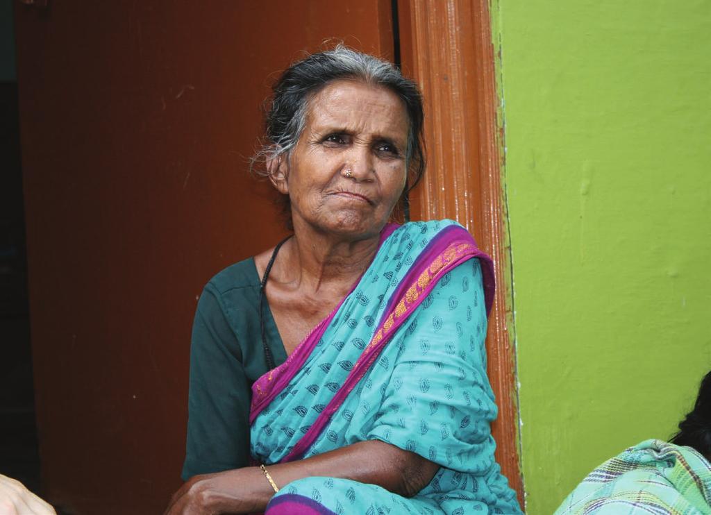 7 Naga Bai*, 65 rokov, pracujúca doma šička. Región Ambur, India. Naga Bai šije topánky doma už viac ako 20 rokov.