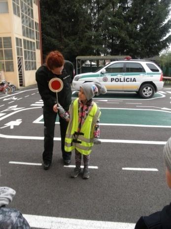 Deti nastúpené na dopravnom ihrisku netrpezlivo čakali a tu zrazu prišlo auto. Nie obyčajné auto, ale policajné s majákmi.