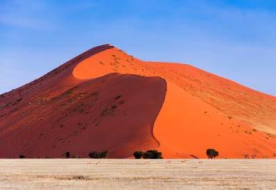 Je vstupnou bránou k legendárnym červeným pieskovým dunám Sossuvlei a Deadvlei na okraji NP Namib Naukluft.