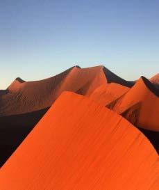 Pokúsime sa ju zliezť a urobiť panoramatické fotozábery pekne z výšky. Dno údolia medzi dunami tvoria vyprahnuté biele panvy ostro kontrastujúce s oranžovo-červeným pieskom.