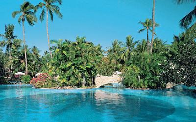 Melia Bali Villas () Popis: luxusný hotelový komplex sa rozkladá v tropickej záhrade priamo pri najkrajšej balijskej pláži Nusa Dua. Spolu 495 izieb typu Superior, alebo Suite - za príplatok.