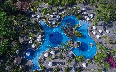 Pláž: piesočná pri hoteli, jedna z najlepších na Bali. Zábava a šport: bazén, fitness, tradičné masáže, sauna, 2 tenisové kurty, squash, centrum vodných športov, animačné programy.