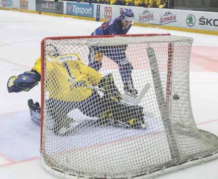FOTO ŠPORT/MILAN ILLÍK Slovenského trénera Ramsayho mrzel úvod, v ktorom jeho tím prehrával množstvo súbojov Hrať naplno 60 minút, nie len tridsať Švédski hokejisti odhalili v zápase v Topoľčanoch