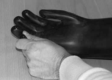 7) Stlačte prsty vonkajšej a vnútornej rukavice dohromady, aby sa prilepili.