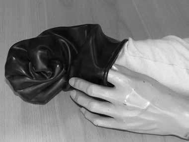 9 8a) Ak má oblek iba gumené rukavice, umiestnite čierny vnútorný prstenec asi 5 cm/2 palce do