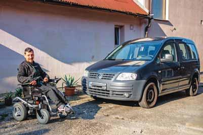 2 Ojazdené vozidlo Volkswagen Caddy Life, ktoré využívali úradníci na mestskom úrade a ktoré nahradila samospráva novým, daroval primátor Peter Antal zdravotne postihnutému Michalovi Škriniarovi.